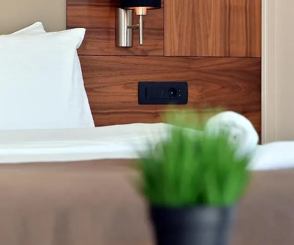 Lazaro 4* بودغوريتْسا