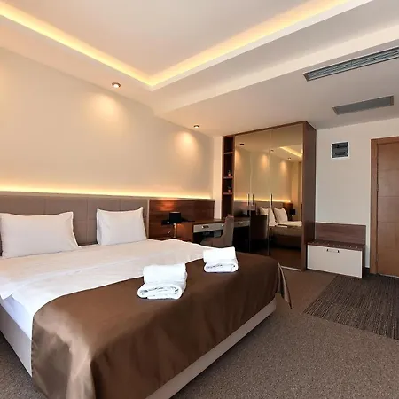 Lazaro Hotel