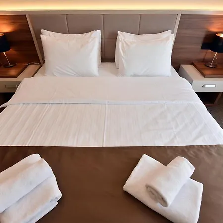 Lazaro Hotel